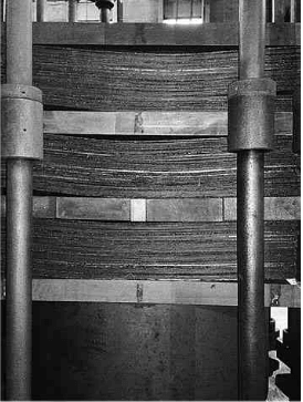 charge of deformable carbon-carbon plates in an electric vacuum furnace in the HTT operation stage